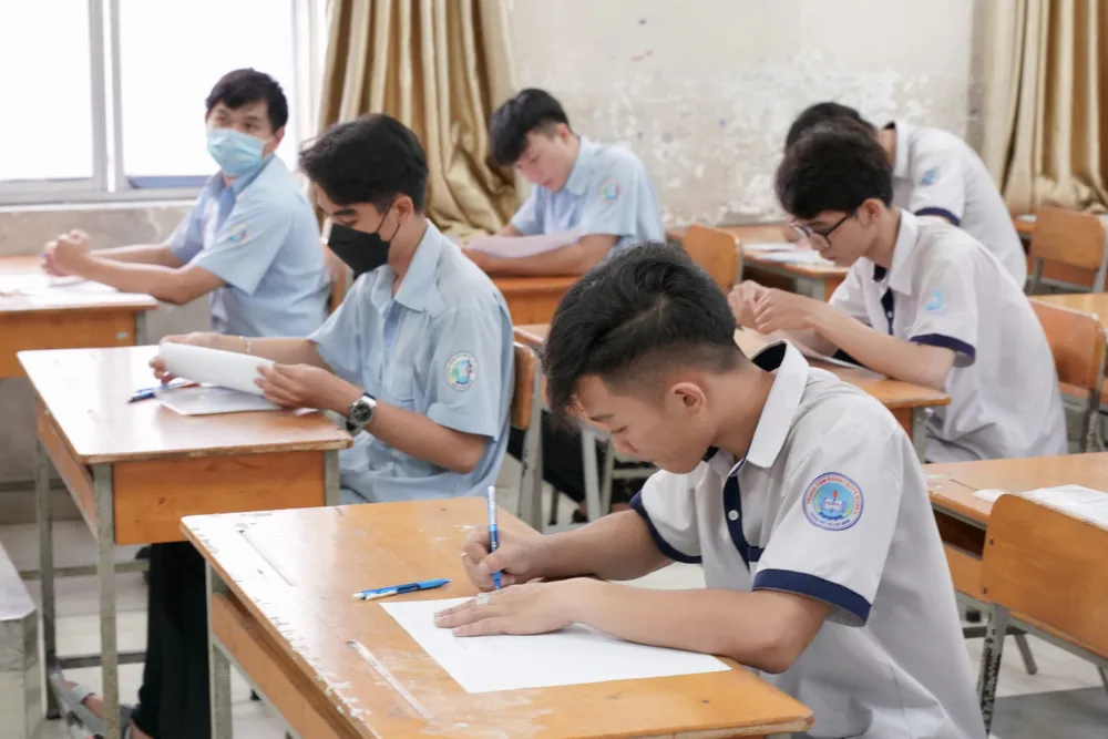 Sáng 26-6, thí sinh làm bài thi môn Ngữ văn. Ảnh: HOÀNG HÙNG 9HH02783.jpeg