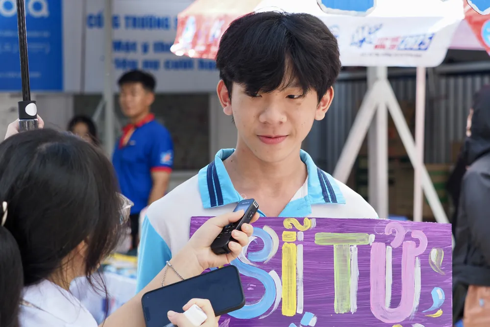 Các thí sinh phấn khởi rời phòng thi sau khi hoàn thành môn Ngữ văn tại điểm thi Trường TH Thực hành Sài Gòn, quận 5.Ảnh: HOÀNG HÙNG IMG_0390.jpeg