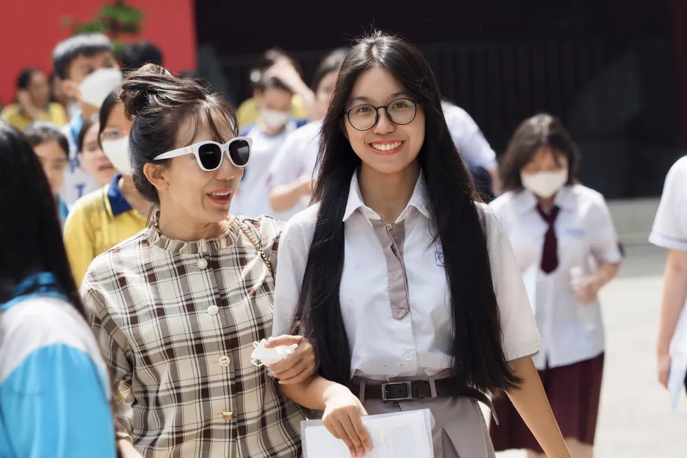Các thí sinh rạng rỡ cùng phụ huynh rời điểm thi. Ảnh: HOÀNG HÙNG IMG_0396.jpeg