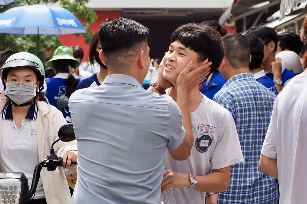 Thí sinh rạng rỡ cùng phụ huynh sau khi hoàn thành môn Ngữ văn tại điểm thi Trường TH Thực hành Sài Gòn, quận 5. Ảnh: HOÀNG HÙNG IMG_0404.jpeg