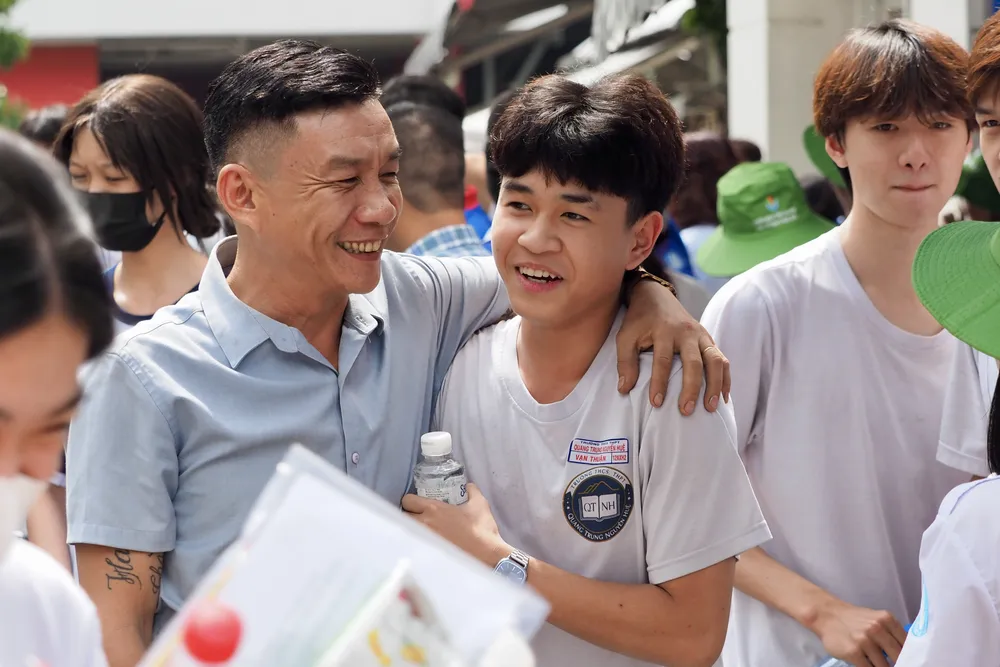 Các thí sinh rạng rỡ cùng phụ huynh sau khi hoàn thành môn Ngữ văn tại điểm thi Trường TH Thực hành Sài Gòn, quận 5. Ảnh: HOÀNG HÙNG IMG_0405.jpeg
