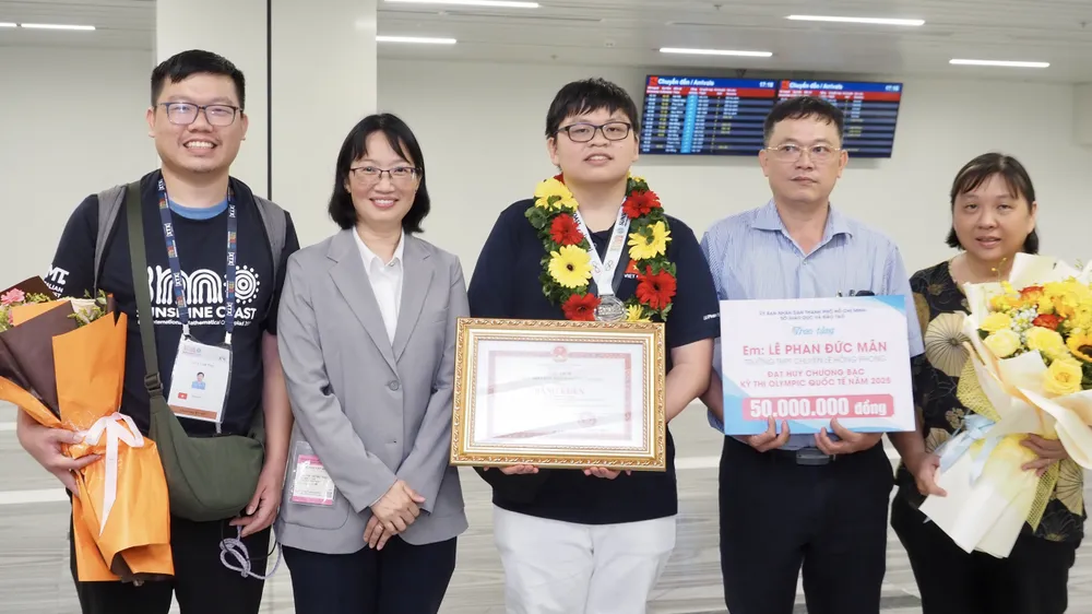Phó Chủ tịch UBND TPHCM Trần Thị Diệu Thúy trao tặng bằng khen và 50 triệu đồng cho em Lê Phan Đức Mân, học sinh Trường THPT chuyên Lê Hồng Phong. Ảnh: HOÀNG HÙNG IMG_4824.jpeg