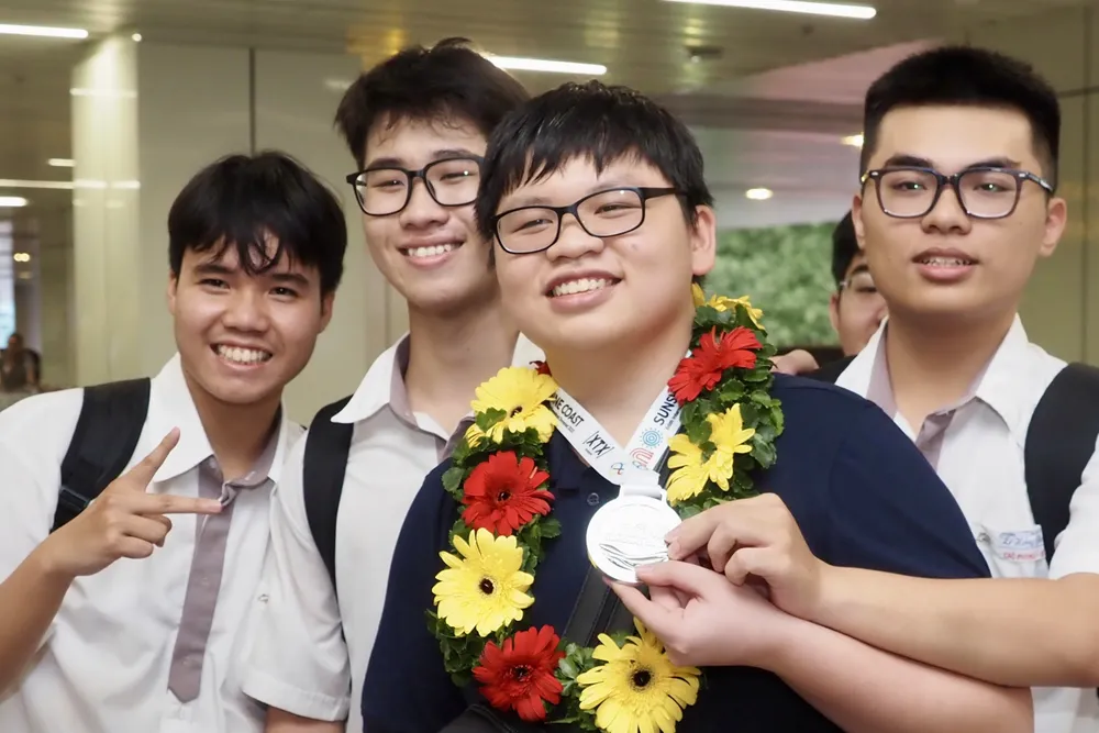 Em Lê Phan Đức Mân, học sinh Trường THPT chuyên Lê Hồng Phong chia sẻ niềm vui cùng bạn bè. Ảnh: HOÀNG HÙNG IMG_4834.jpeg