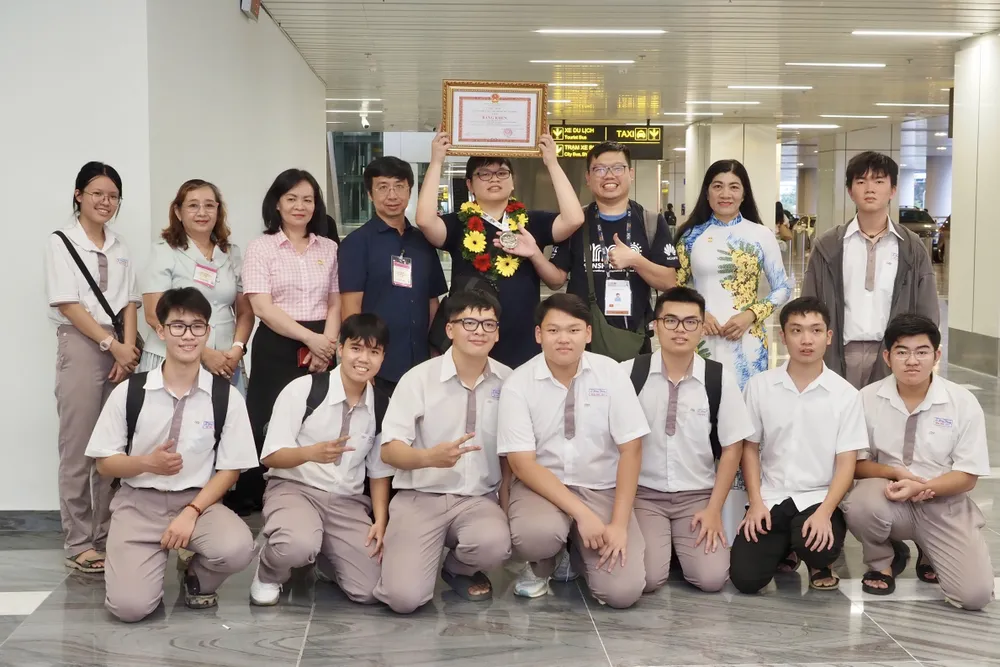 Em Lê Phan Đức Mân, học sinh Trường THPT chuyên Lê Hồng Phong chia sẻ niềm vui cùng bạn bè. Ảnh: HOÀNG HÙNG IMG_4839.jpeg