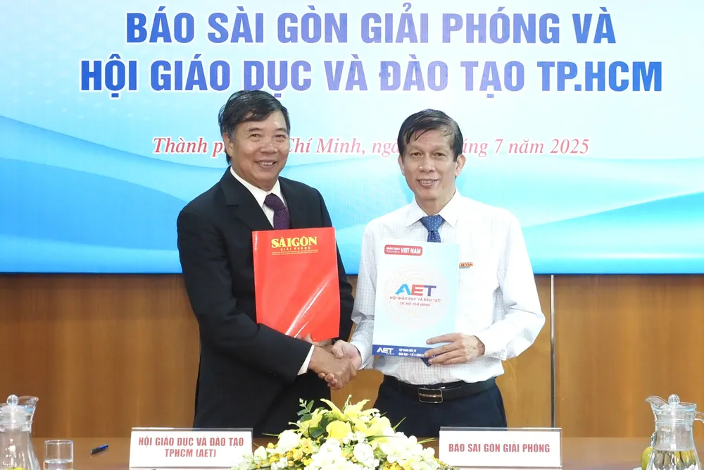 Nhà báo Nguyễn Khắc Văn, Phó Tổng Biên tập Phụ trách Báo SGGP và PGS.TS Nguyễn Kim Hồng, Phó Chủ tịch Thường trực Hội GD-ĐT TPHCM ký kết Bản ghi nhớ hợp tác. Ảnh: HOÀNG HÙNG IMG_4904.jpeg