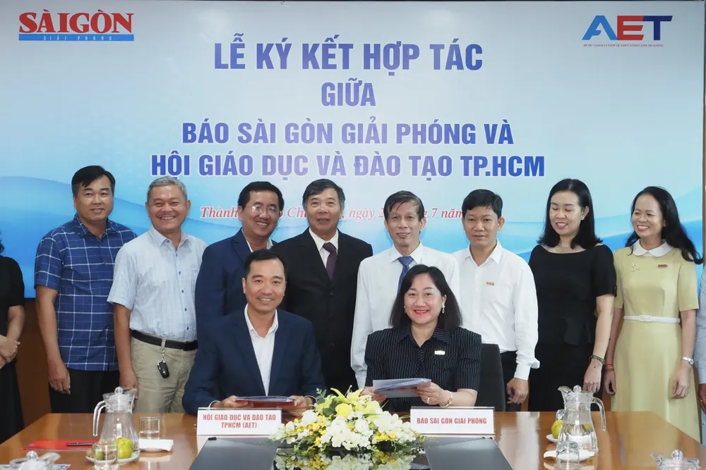 Bà Bùi Thị Hồng Sương, Phó Tổng Biên tập kiêm Giám đốc Trung tâm Dịch vụ Truyền thông - Sự kiện Báo SGGP cùng ông Bùi Quang Điệp, Tổng Giám đốc AET ký kết hợp đồng hợp tác tuyên truyền thông tin trên Báo SGGP. Ảnh: HOÀNG HÙNG IMG_4911.jpeg