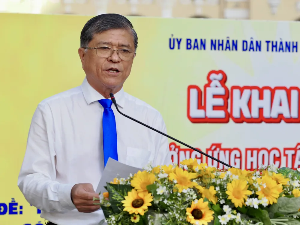 Ông Nguyễn Văn Hiếu, Giám đốc Sở GD-ĐT TPHCM, phát biểu khai mạc Tuần lễ hưởng ứng học tập suốt đời năm 2025. Ảnh: HOÀNG HÙNG IMG_9346.jpeg
