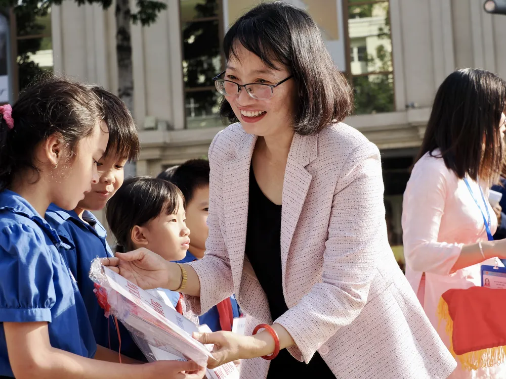 Phó Chủ tịch UBND TPHCM Trần Thị Diệu Thúy trao học bổng hiếu học cho học sinh phường Sài Gòn tại lễ khai mạc sáng 1-10. Ảnh: HOÀNG HÙNG IMG_9371.jpeg