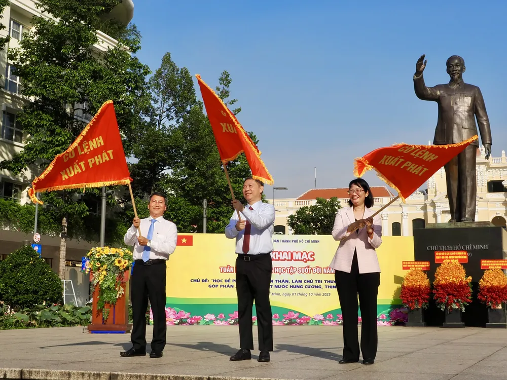Lãnh đạo TPHCM phất cờ xuất phát đoàn xe diễu hành tại Lễ khai mạc Tuần lễ hưởng ứng học tập suốt đời năm 2025