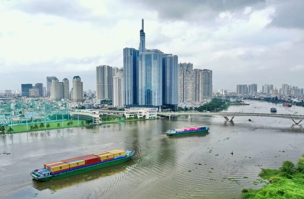 Tàu container trên sông Sài Gòn giao thương hàng hóa liên vùng. Ảnh: HOÀNG HÙNG Sà lan chở hàng trên sông Sài Gòn_ảnh Hoàng Hùng_Original.jpeg
