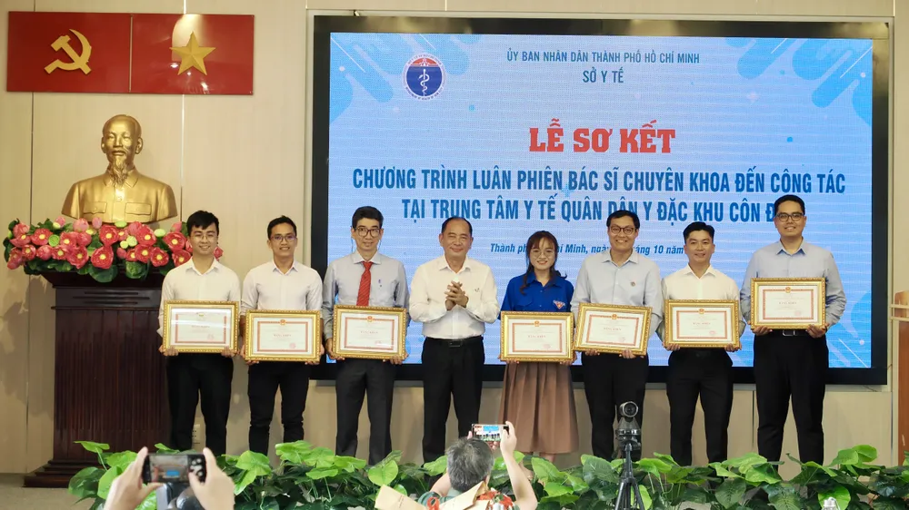 7 bác sĩ luân phiên đến Trung tâm Y tế quân dân y Côn Đảo được tặng bằng khen. Ảnh: HOÀNG HÙNG IMG_0538.jpeg
