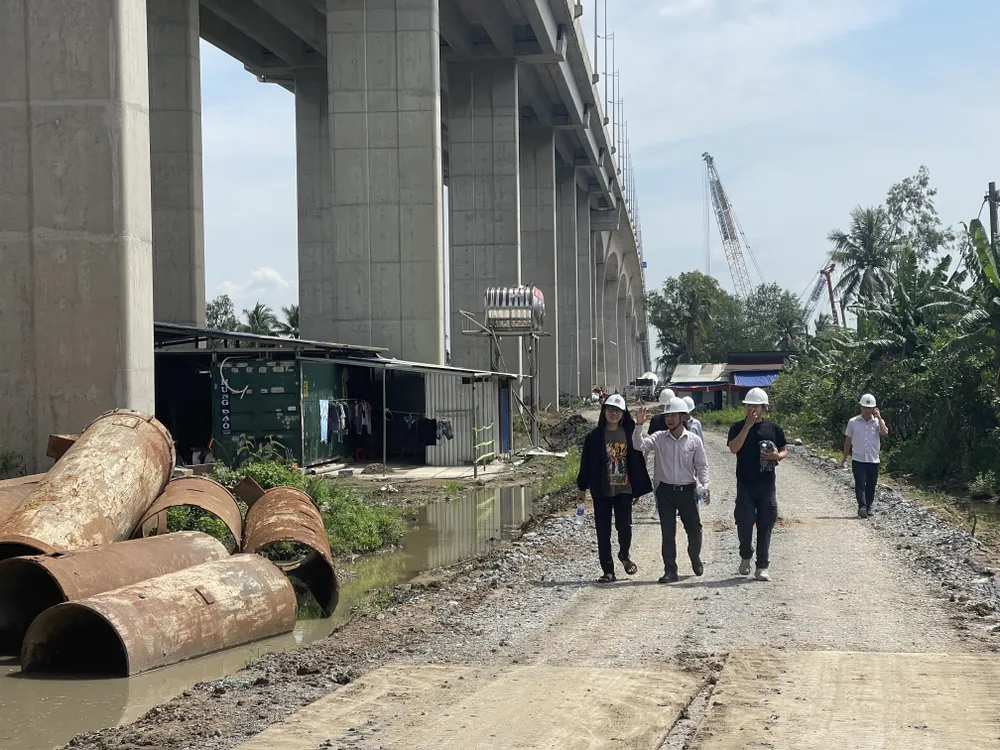 Kỹ sư và đại diện nhà thầu đi kiểm tra, giám sát tiến độ thi công dưới chân cầu Long Thành, bên phía phường Long Phước, TPHCM. Ảnh: HOÀNG HÙNG IMG_2192.jpeg