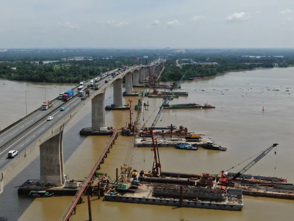 Nhiều sà lan, thiết bị cơ giới hoạt động dưới chân cầu Long Thành để phục vụ thi công phần mở rộng. Ảnh: HOÀNG HÙNG IMG_2199.jpeg