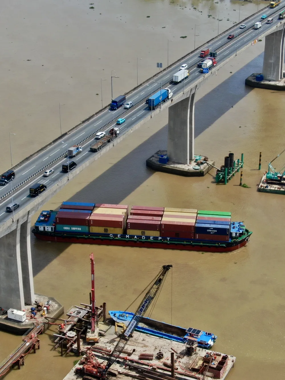 Sà lan và hệ thống cẩu phục vụ thi công trụ cầu Long Thành 2 ngay bên cạnh cầu Long Thành hiện hữu, thuộc địa phận phường Long Phước. Ảnh: HOÀNG HÙNG IMG_2211.jpeg