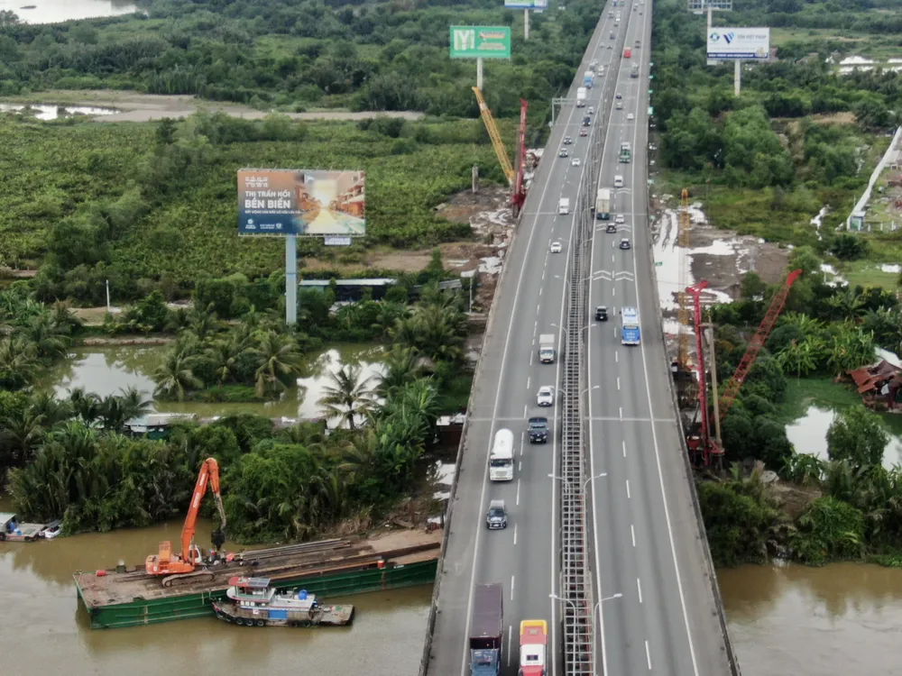 Thi công mở rộng mặt đường cao tốc TPHCM – Long Thành đoạn qua khu vực phường Long Phước, TPHCM. Ảnh: HOÀNG HÙNG IMG_2295.jpeg