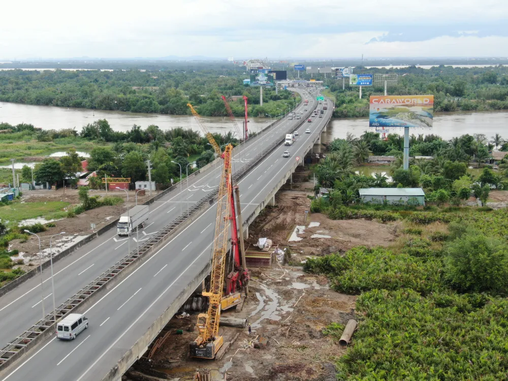Mũi thi công cầu dẫn tại khu vực Long Thành đã tập kết máy móc, nhưng nhiều hạng mục vẫn “án binh bất động” vì chờ mặt bằng. Ảnh: HOÀNG HÙNG IMG_2311.jpeg