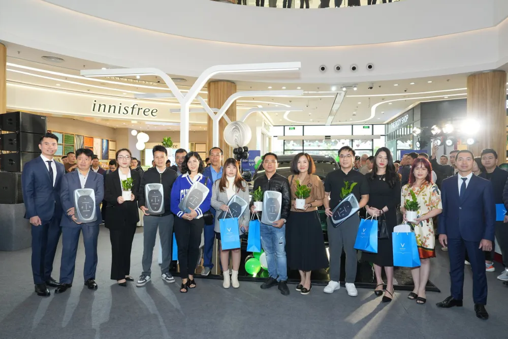 Tại mỗi địa điểm, VinFast bàn giao xe cho 9 khách hàng tiên phong. Các khách hàng còn lại sẽ được VinFast lần lượt bàn giao xe tại showroom hoặc tại nhà theo đúng số thứ tự đặt cọc Các khách hàng tiên phong nhận xe VF 9 tại Hà Nội, Đà Nẵng và TP.HCM đều rất phấn khởi và hài lòng với chất lượng sản phẩm và dịch vụ vượt trội của VinFast Cận cảnh hình ảnh nội, ngoại thất của xe VF 9 - mẫu ô tô điện cao cấp nhất của VinFast tính đến thời điểm hiện tại