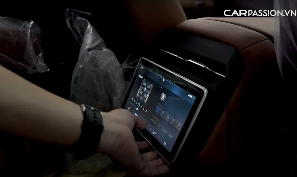 Với ghế cơ trưởng trên VF 9, người ngồi sau sẽ được thoải mái điều chỉnh mọi chế độ như sưởi, massage, thông gió trên màn hình 8 inch. Nguồn: CarPassion Với ghế cơ trưởng trên VF 9, người ngồi sau sẽ được thoải mái điều chỉnh mọi chế độ như sưởi, massage, thông gió trên màn hình 8 inch. Nguồn: CarPassion