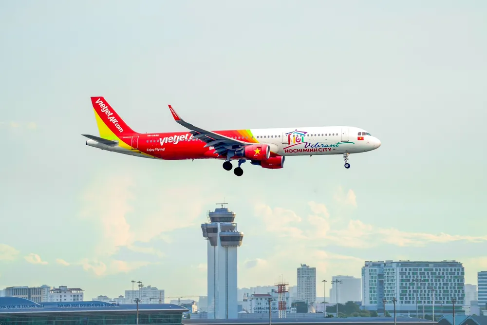 Máy bay Vietjet mang biểu tượng du lịch TPHCM vừa hạ cánh tại Tân Sơn Nhất Máy bay Vietjet mang biểu tượng du lịch TPHCM vừa hạ cánh tại Tân Sơn Nhất