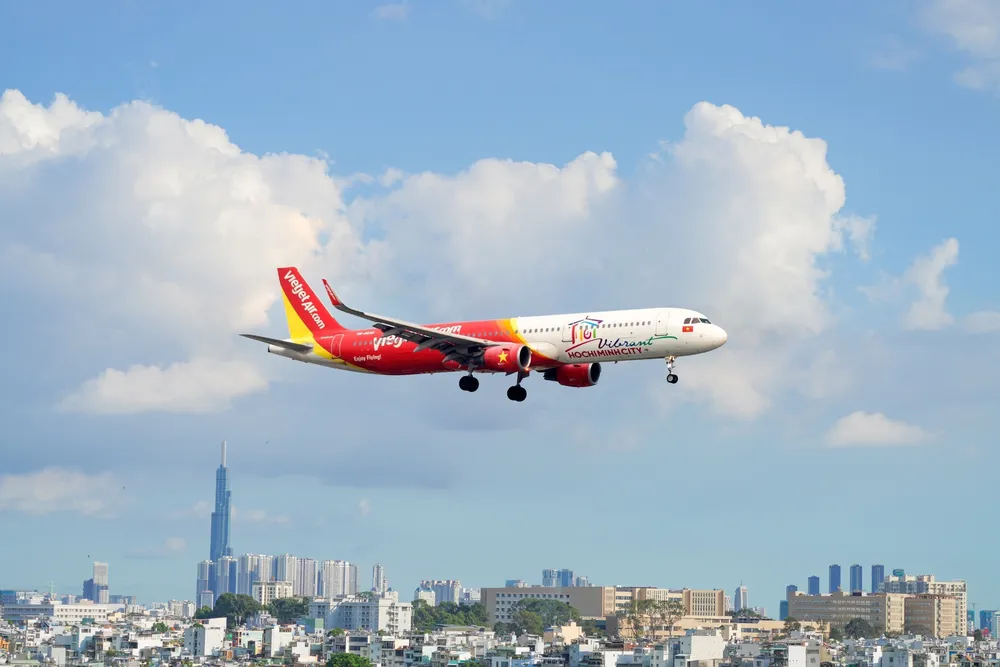 Máy bay Vietjet mang biểu tượng du lịch TPHCM vừa hạ cánh tại Tân Sơn Nhất Máy bay Vietjet mang biểu tượng du lịch TPHCM vừa hạ cánh tại Tân Sơn Nhất