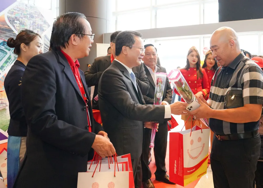 Lãnh đạo tỉnh Quảng Ninh, TP Cần Thơ và Vietjet chào đón du khách trên chuyến bay khai trương