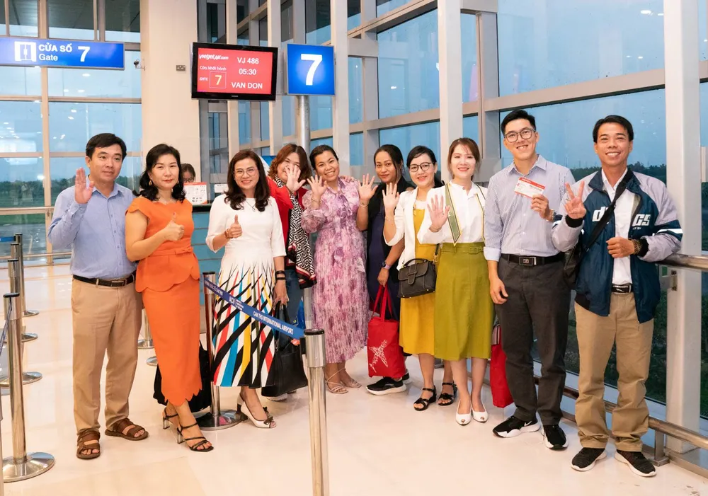 Hành khách trên chuyến bay khai trương hào hứng trước hành trình Cần Thơ - Vân Đồn (Quảng Ninh)