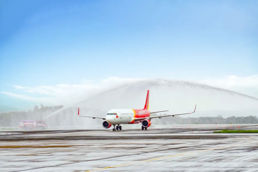 Máy bay Vietjet được chào đón với nghi thức vòi rồng tại sân bay Vân Đồn (Quảng Ninh)