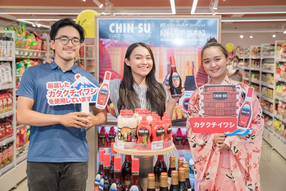 Bộ sản phẩm ra mắt đi kèm với hoạt động giới thiệu với nhiều trải nghiệm thú vị tại siêu thị, thu hút giới trẻ mê ẩm thực, yêu văn hóa ẩm thực Nhật, yêu bếp... ghé thăm. Đặc biệt, tại siêu thị còn có sự xuất hiện của các TikToker “sành” ăn như Gia đình Cam Cam, Ông anh thích nấu ăn, Đóa Qua. Bộ sản phẩm ra mắt đi kèm với hoạt động giới thiệu với nhiều trải nghiệm thú vị tại siêu thị, thu hút giới trẻ mê ẩm thực, yêu văn hóa ẩm thực Nhật, yêu bếp... ghé thăm. Đặc biệt, tại siêu thị còn có sự xuất hiện của các TikToker “sành” ăn như Gia đình Cam Cam, Ông anh thích nấu ăn, Đóa Qua.