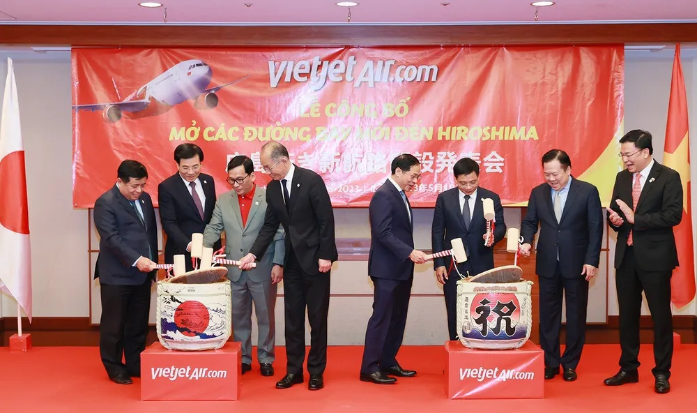 Các đại biểu cùng tham gia vào nghi thức Kagamibiraki chào mừng đường bay Vietjet đến Hiroshima Các đại biểu cùng tham gia vào nghi thức Kagamibiraki chào mừng đường bay Vietjet đến Hiroshima