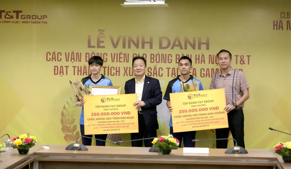 Doanh nhân Đỗ Quang Hiển trao thưởng cho các vận động viên CLB bóng bàn Hà Nội T&T đạt thành tích xuất sắc tại SEA Games 32. Doanh nhân Đỗ Quang Hiển trao thưởng cho các vận động viên CLB bóng bàn Hà Nội T&T đạt thành tích xuất sắc tại SEA Games 32.