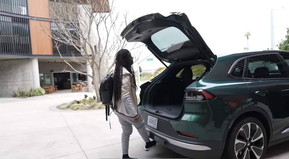 Jervina mô tả tính năng mở/đóng cốp bằng cảm biến đá chân (Ảnh chụp từ clip) Jervina mô tả tính năng mở/đóng cốp bằng cảm biến đá chân (Ảnh chụp từ clip)