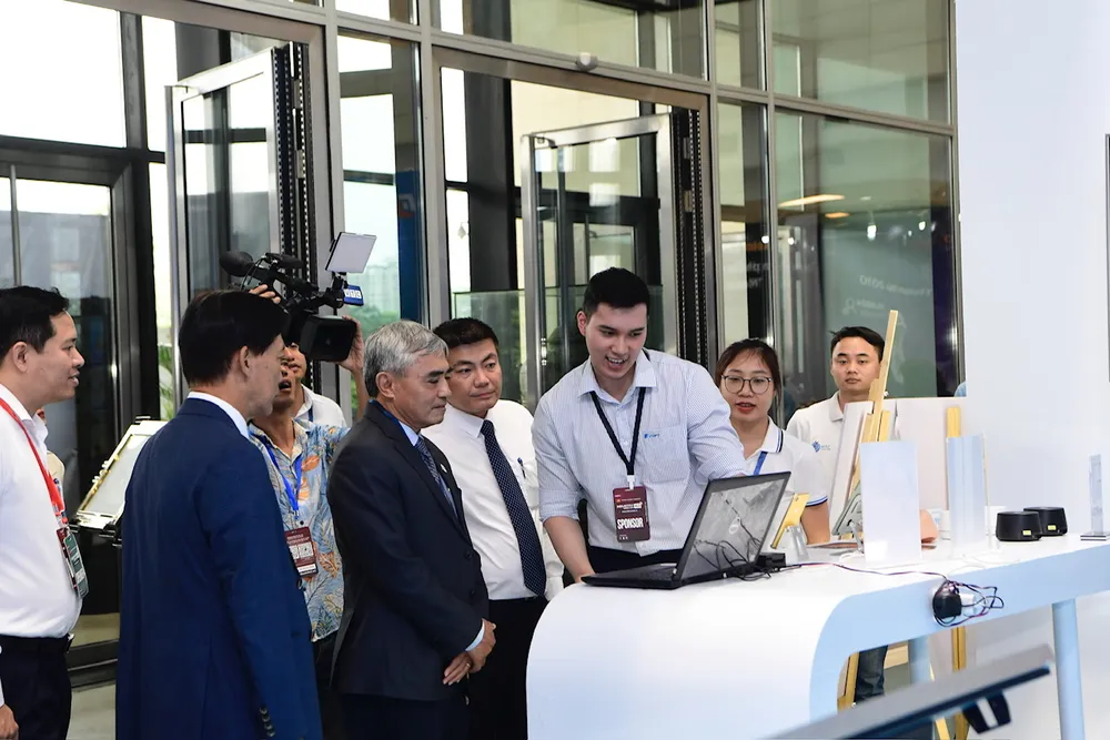 Khách tham quan khu trình diễn của VNPT