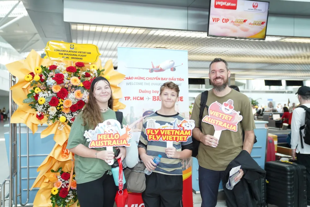 Hành khách hào hứng trước chuyến bay đầu tiên từ TPHCM đi Brisbane của Vietjet