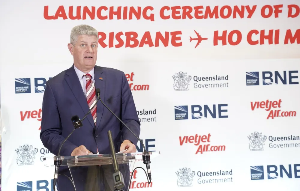 Ông Stirling Hinchliffe, Bộ trưởng Thể thao, Du lịch và Sáng tạo Queensland chúc mừng đường bay mới của Vietjet