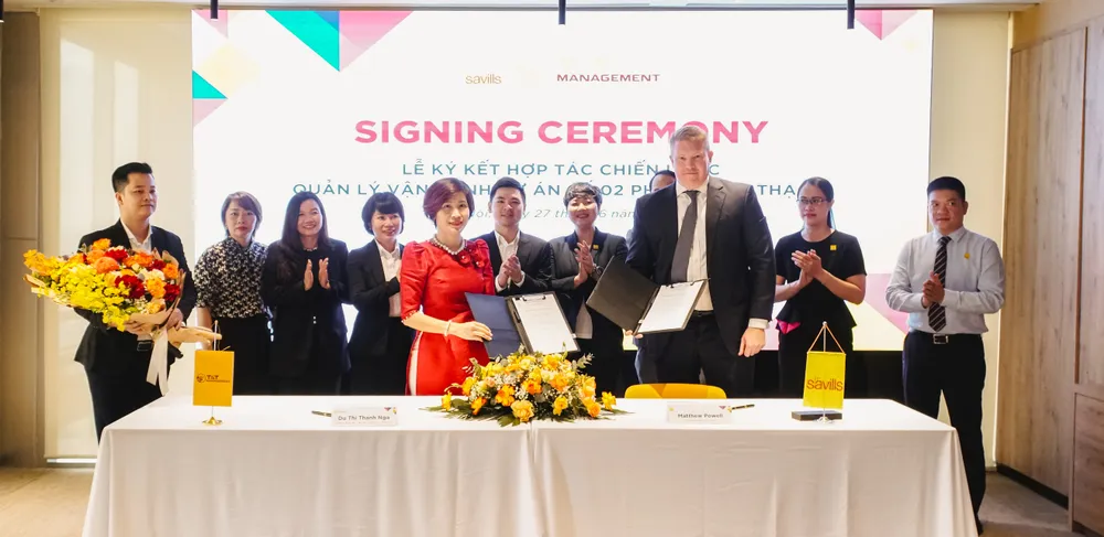 Bà Dư Thị Thanh Nga, Tổng Giám đốc T&T Management và ông Matthew Powell, Giám đốc Savills Hà Nội trao đổi hợp đồng hợp tác chiến lược với sự chứng kiến của đại diện lãnh đạo hai doanh nghiệp Bà Dư Thị Thanh Nga, Tổng Giám đốc T&T Management và ông Matthew Powell, Giám đốc Savills Hà Nội trao đổi hợp đồng hợp tác chiến lược với sự chứng kiến của đại diện lãnh đạo hai doanh nghiệp