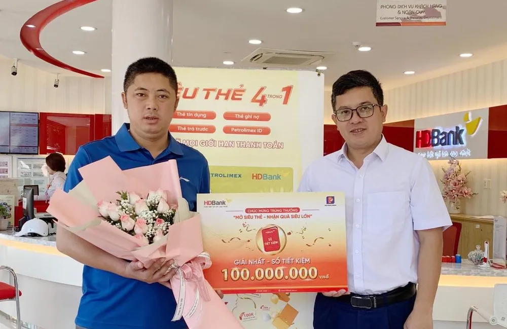 HDBank đã hoàn tất trao giải thưởng đến tận tay khách hàng trúng thưởng trong chương trình “Mở siêu thẻ - Nhận quà siêu lớn”