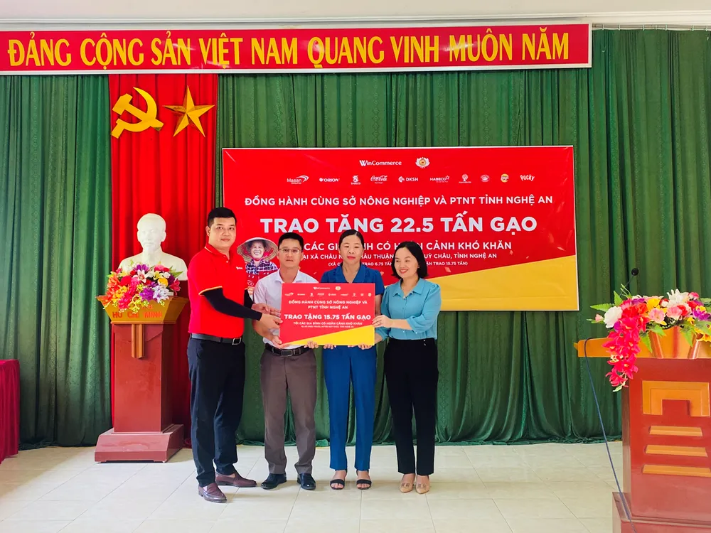 WinCommerce đồng hành cùng chính quyền địa phương triển khai buổi trao tặng gạo