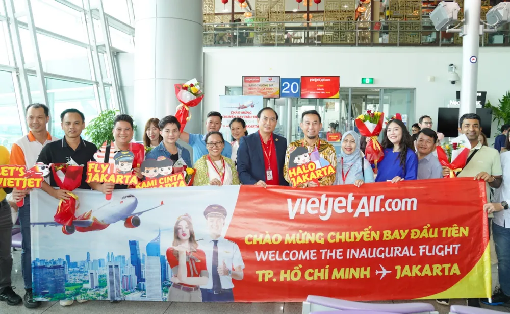 Vietjet chào mừng các hành khách trên chuyến bay đầu tiên từ TPHCM đi Jakarta tại sân bay quốc tế Tân Sơn Nhất Vietjet chào mừng các hành khách trên chuyến bay đầu tiên từ TPHCM đi Jakarta tại sân bay quốc tế Tân Sơn Nhất