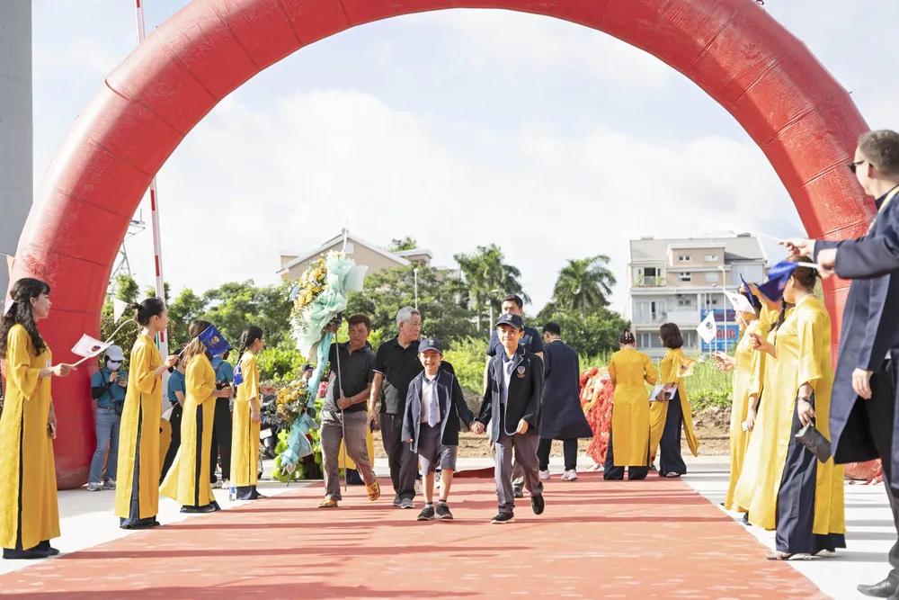 Quý thầy cô Victoria School chào đón phụ huynh và học sinh tham dự lễ khánh thành.