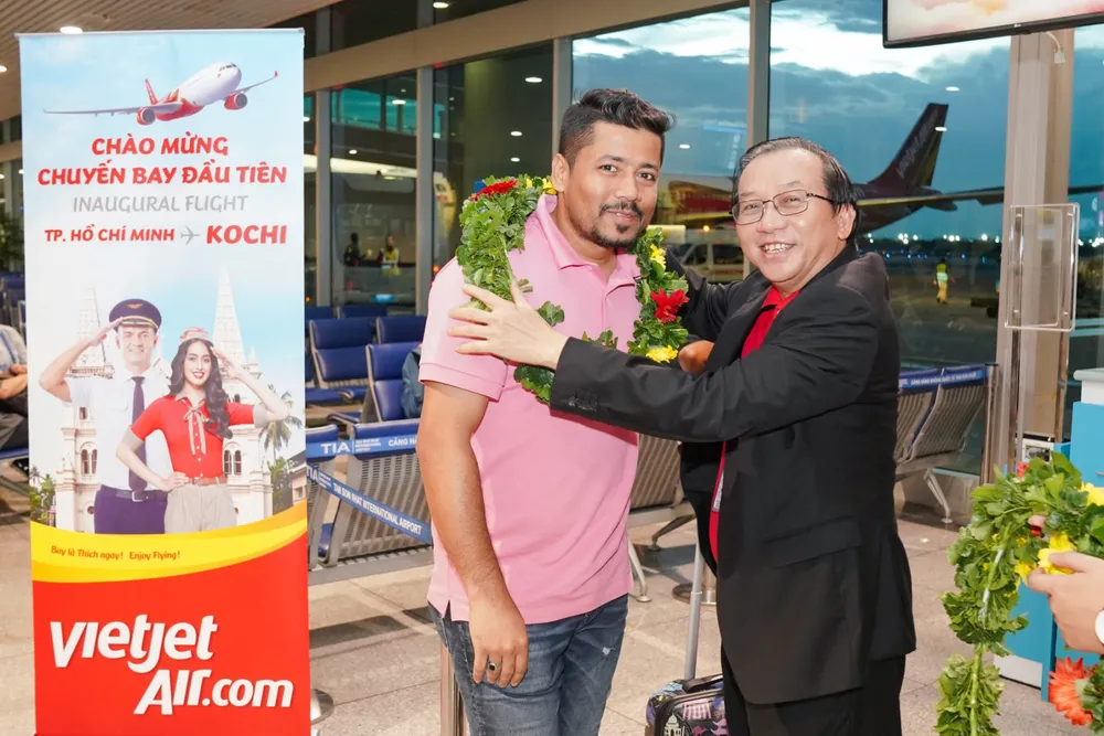 Phó Tổng giám đốc Vietjet Đỗ Xuân Quang tặng hoa, chào mừng hành khách trên chuyến bay đầu tiên từ TPHCM đi Kochi