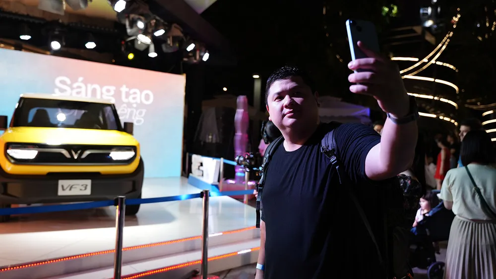 Nhiều khách tham quan hào hứng check-in cùng VF 3 Nhiều khách tham quan hào hứng check-in cùng VF 3