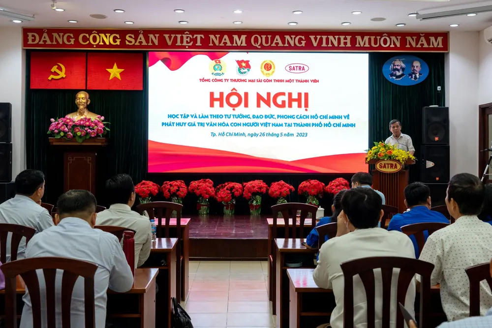 SATRA luôn xác định việc phát huy vai trò tiền phong, gương mẫu, học tập và làm theo Bác là nhiệm vụ quan trọng và thường xuyên của mỗi cán bộ, đảng viên, nhất là cán bộ chủ chốt, người đứng đầu doanh nghiệp. Ảnh: SATRA.