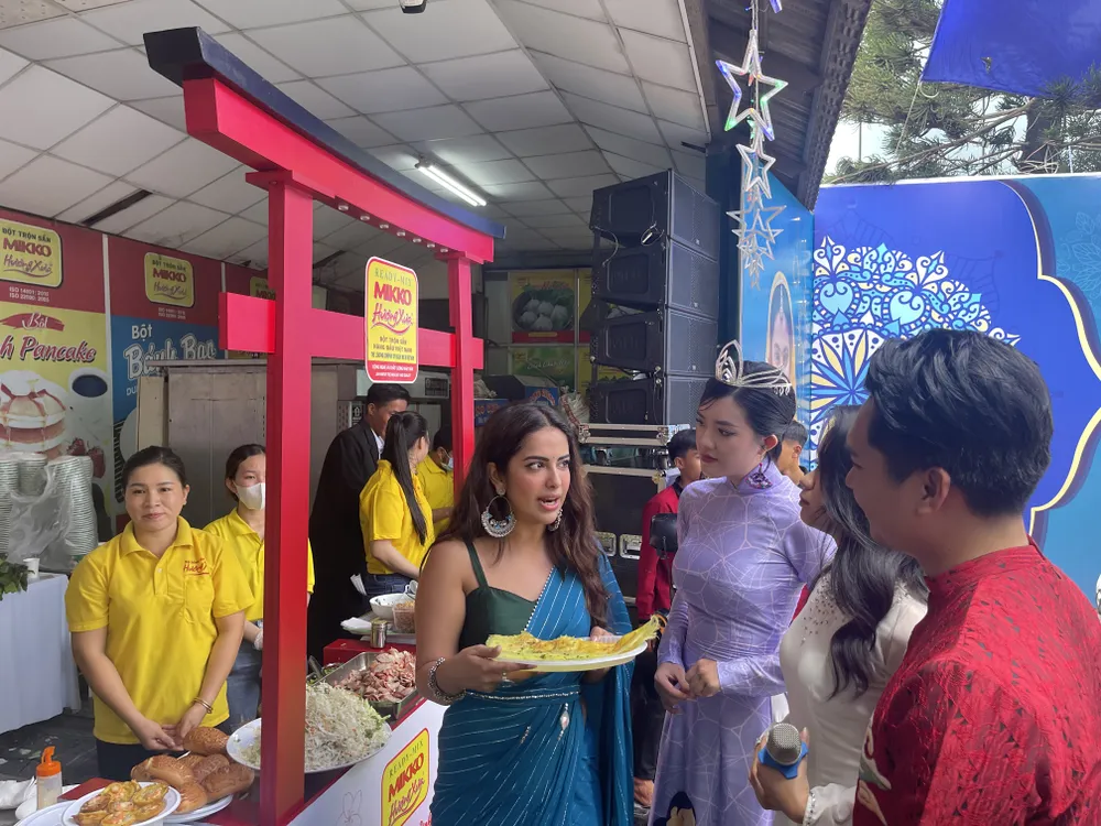 Cô dâu 8 tuổi trải nghiệm bánh xèo Việt Nam Cô dâu 8 tuổi trải nghiệm bánh xèo Việt Nam