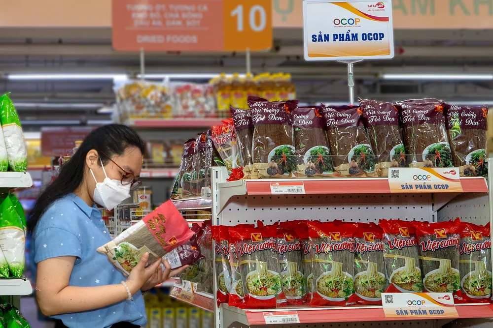 SATRA tạo điều kiện để các sản phẩm OCOP được trưng bày tại những vị trí thuận lợi để người tiêu dùng dễ dàng nhận biết, lựa chọn.. Ảnh chụp quầy hàng OCOP tại Satramart Siêu thị Phạm Hùng. Ảnh: SATRA.