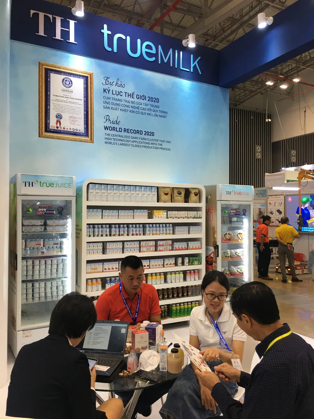 Gian hàng của Tập đoàn TH ở Vietnam International Sourcing 2023 thu hút các nhà mua quốc tế tham quan, tìm cơ hội hợp tác