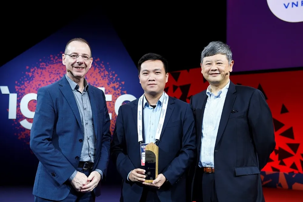 Đại diện Tập đoàn VNPT lên nhận Giải thưởng từ Ban tổ chức