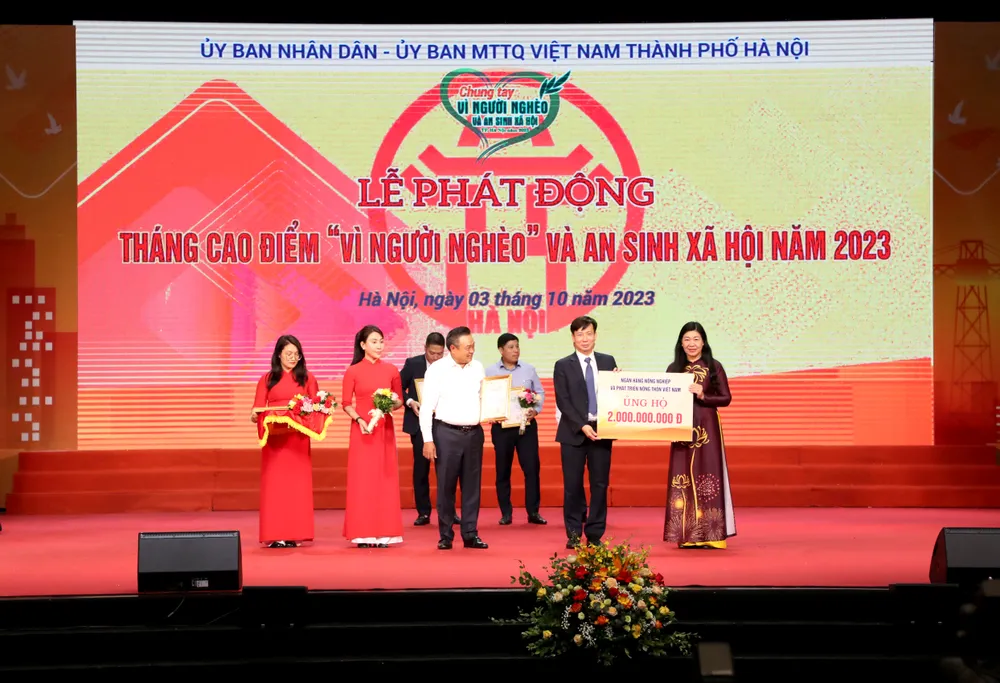 Ông Phạm Đức Tuấn – Thành viên Hội đồng thành viên, Chủ tịch Công đoàn Agribank trao biểu trưng ủng hộ 2 tỷ đồng tại Lễ phát động Ông Phạm Đức Tuấn – Thành viên Hội đồng thành viên, Chủ tịch Công đoàn Agribank trao biểu trưng ủng hộ 2 tỷ đồng tại Lễ phát động