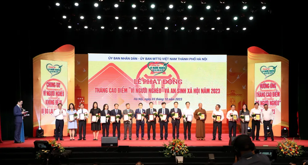 Bí thư Thành ủy Hà Nội Đinh Tiến Dũng và Phó Bí thư Thành ủy, Chủ tịch UBND TP Hà Nội Trần Sỹ Thanh vinh danh các tập thể có đóng góp tích cực cho công tác giảm nghèo và an sinh xã hội TP Hà Nội Bí thư Thành ủy Hà Nội Đinh Tiến Dũng và Phó Bí thư Thành ủy, Chủ tịch UBND TP Hà Nội Trần Sỹ Thanh vinh danh các tập thể có đóng góp tích cực cho công tác giảm nghèo và an sinh xã hội TP Hà Nội