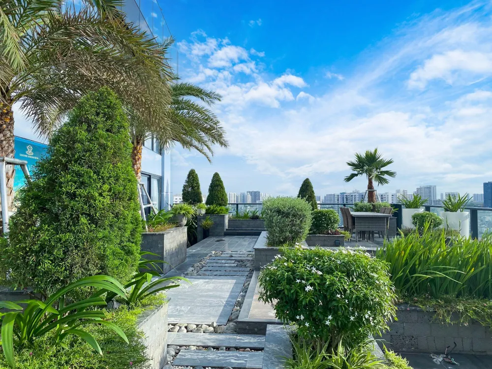 Mang đến cho cư dân lối sống xanh chuẩn resort, những khu vườn trên cao của Sunshine Diamond River là nơi chủ nhân có thể thỏa thích phóng tầm mắt, đắm mình cùng thiên nhiên thanh bình, thơ mộng hay ngắm trọn vẹn toàn cảnh thành phố náo nhiệt Mang đến cho cư dân lối sống xanh chuẩn resort, những khu vườn trên cao của Sunshine Diamond River là nơi chủ nhân có thể thỏa thích phóng tầm mắt, đắm mình cùng thiên nhiên thanh bình, thơ mộng hay ngắm trọn vẹn toàn cảnh thành phố náo nhiệt
