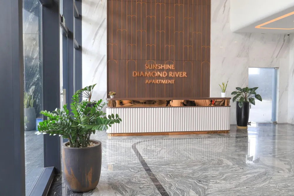 Bước vào bên trong tòa nhà, sảnh căn hộ được thiết kế rộng rãi, sang trọng, tạo không gian đón tiếp sang trọng và lịch sự, chờ đón những vị chủ nhân thượng lưu trở về nhà Bước vào bên trong tòa nhà, sảnh căn hộ được thiết kế rộng rãi, sang trọng, tạo không gian đón tiếp sang trọng và lịch sự, chờ đón những vị chủ nhân thượng lưu trở về nhà